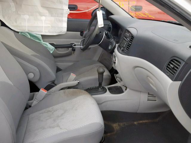 KMHCM36C79U134834 - 2009 HYUNDAI ACCENT GS WHITE photo 5