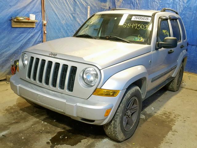 1J4GL38K75W638368 - 2005 JEEP LIBERTY RE SILVER photo 2