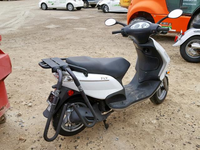 ZAPM578F694000738 - 2009 PIAGGIO FLY 50 WHITE photo 4