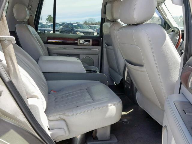 5LMFU28R04LJ28863 - 2004 LINCOLN NAVIGATOR 灰色 照片 6