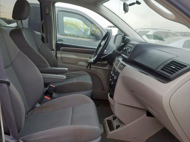 2V4RW4D13AR158863 - 2010 VOLKSWAGEN ROUTAN S SILVER photo 5