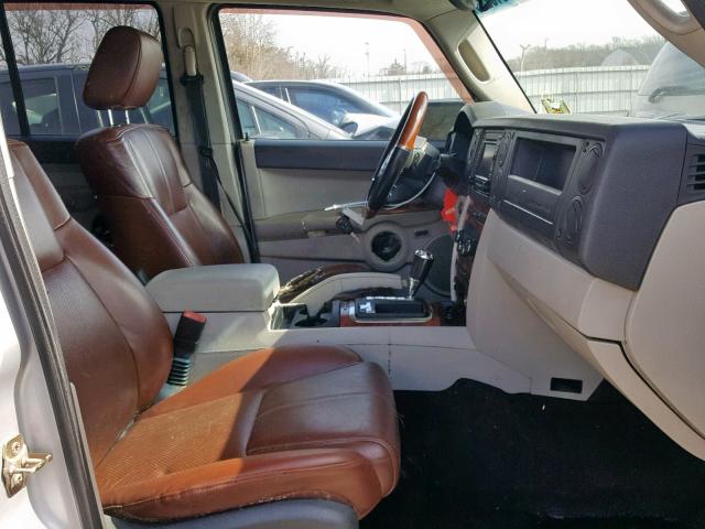 1J8HG58246C220338 - 2006 JEEP COMMANDER SILVER photo 5