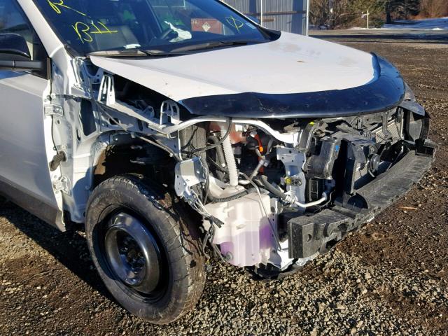 JTMJJREV4JD211688 - 2018 TOYOTA RAV4 HV SE WHITE photo 9