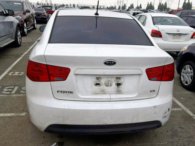 KNAFU4A25B5458061 - 2011 KIA FORTE EX WHITE photo 9