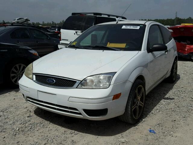 1FAFP31N66W162650 - 2006 FORD FOCUS ZX3 WHITE photo 2