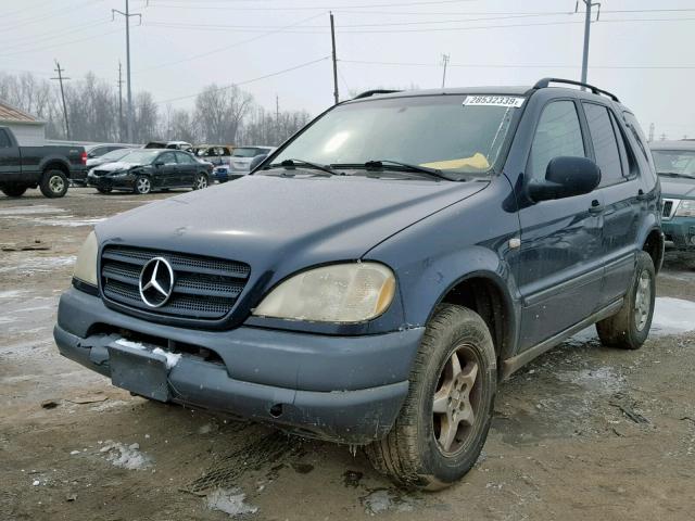 4JGAB54E5XA137047 - 1999 MERCEDES-BENZ ML 320 BLUE photo 2