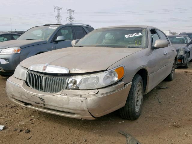 1LNFM82W9WY659814 - 1998 LINCOLN TOWN CAR S GOLD photo 2