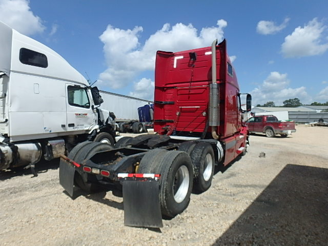 4V4NC9TJ05N398685 - 2005 VOLVO VN VNL RED photo 4