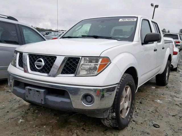 1N6AD07U48C411510 - 2008 NISSAN FRONTIER C WHITE photo 2