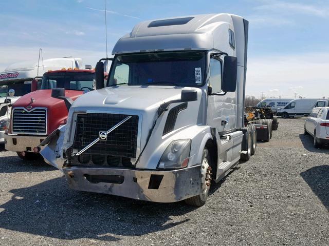 4V4NC9TGXDN136000 - 2013 VOLVO VN VNL SILVER photo 2