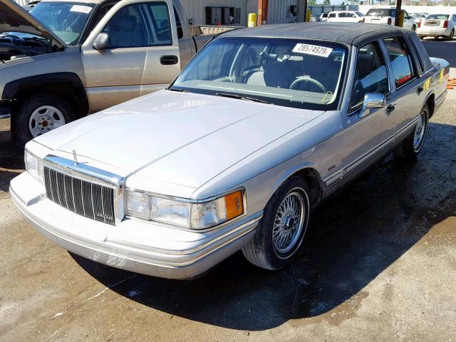 1LNLM82W1NY631216 - 1992 LINCOLN TOWN CAR S SILVER photo 2