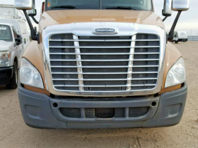 1FUJGLDV0CSBJ9842 - 2012 FREIGHTLINER CASCADIA 1 BROWN photo 9