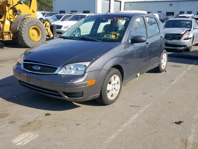 1FAHP34N97W362637 - 2007 FORD FOCUS ZX4 GRAY photo 2