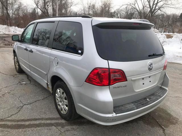 2V8HW44159R595530 - 2009 VOLKSWAGEN ROUTAN S SILVER photo 2