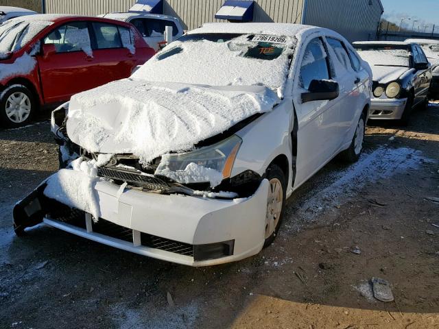 1FAHP34N18W138084 - 2008 FORD FOCUS S/SE WHITE photo 2