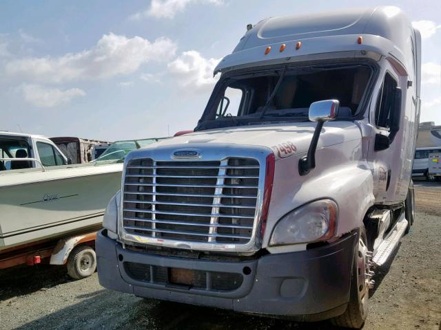 1FUJGLDR8CLBF5321 - 2012 FREIGHTLINER CASCADIA 1 WHITE photo 2