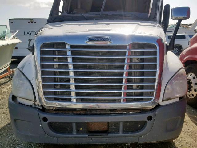 1FUJGLDR8CLBF5321 - 2012 FREIGHTLINER CASCADIA 1 WHITE photo 7