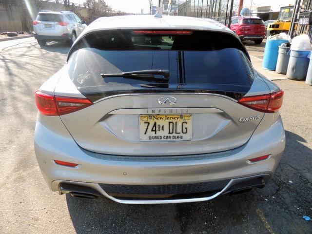 SJKCH5CP8JA042243 - 2018 INFINITI QX30 BASE SILVER photo 4