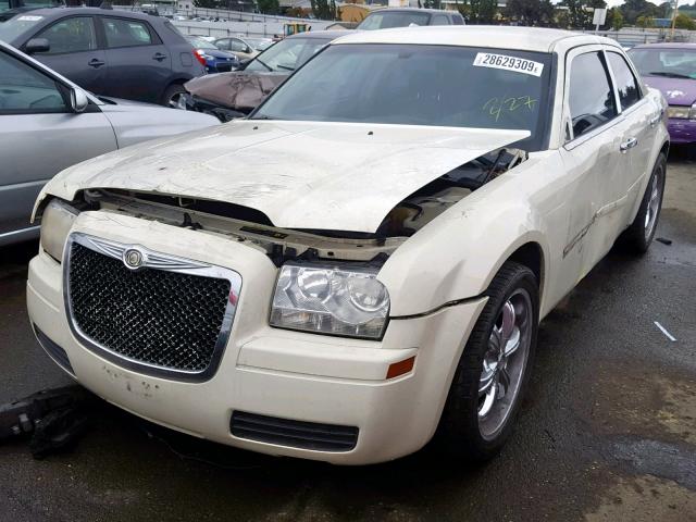 2C3JA43R55H622944 - 2005 CHRYSLER 300 WHITE photo 2