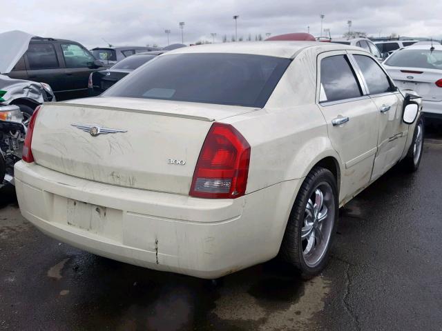 2C3JA43R55H622944 - 2005 CHRYSLER 300 WHITE photo 4