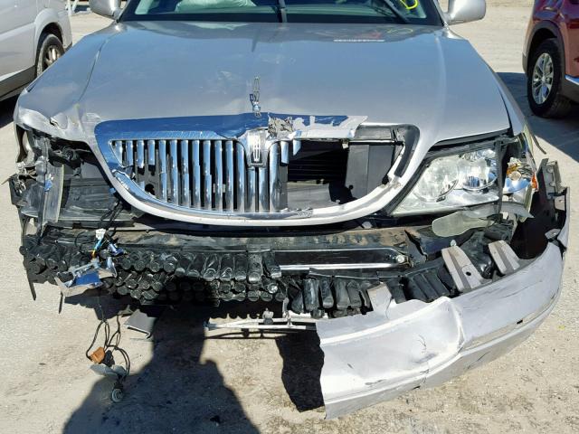 1LNHM81W64Y674018 - 2004 LINCOLN TOWN CAR E SILVER photo 9