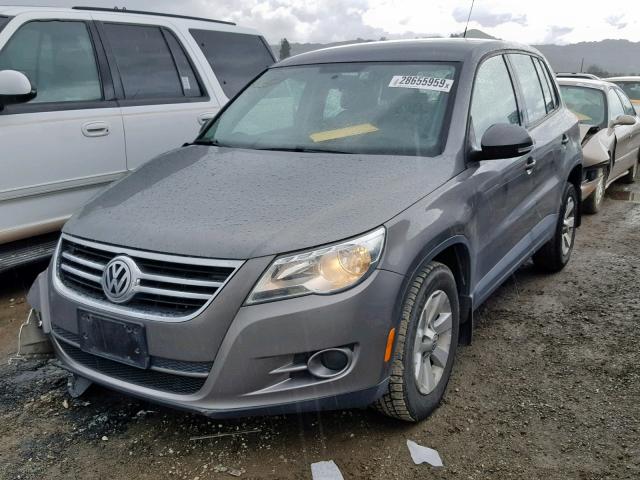 WVGBV7AX2AW526686 - 2010 VOLKSWAGEN TIGUAN SE GRAY photo 2