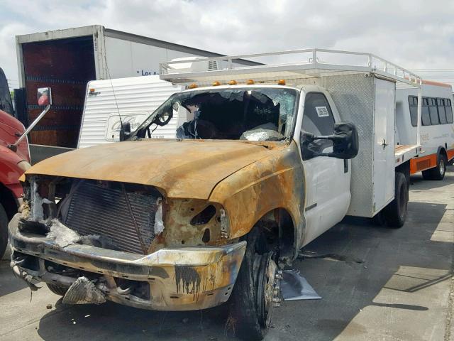 1FDAF56F5XEC94113 - 1999 FORD F550 SUPER WHITE photo 2