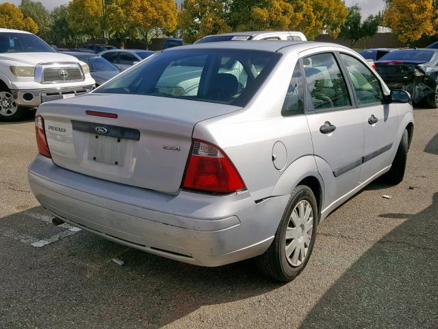 1FAFP34N86W190333 - 2006 FORD FOCUS ZX4 SILVER photo 4