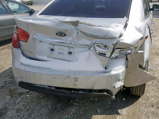 KNAFU4A27D5668499 - 2013 KIA FORTE EX SILVER photo 9