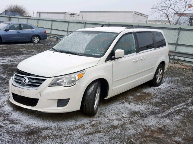 2V4RW3DG7BR766952 - 2011 VOLKSWAGEN ROUTAN SE WHITE photo 2