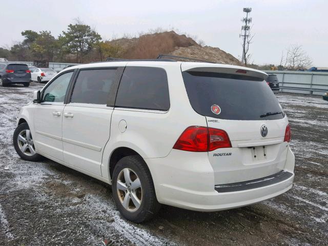 2V4RW3DG7BR766952 - 2011 VOLKSWAGEN ROUTAN SE WHITE photo 3