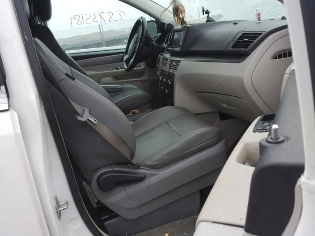 2V4RW3DG7BR766952 - 2011 VOLKSWAGEN ROUTAN SE WHITE photo 5