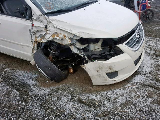 2V4RW3DG7BR766952 - 2011 VOLKSWAGEN ROUTAN SE WHITE photo 9