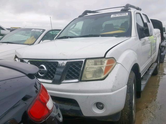 1N6AD07U76C419386 - 2006 NISSAN FRONTIER C WHITE photo 2