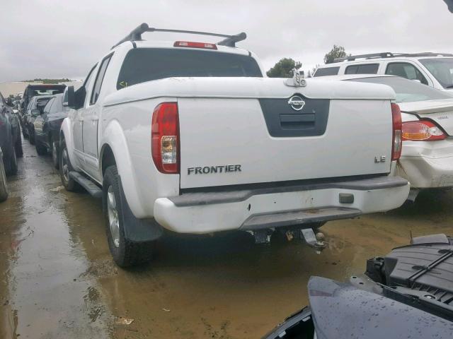 1N6AD07U76C419386 - 2006 NISSAN FRONTIER C WHITE photo 3