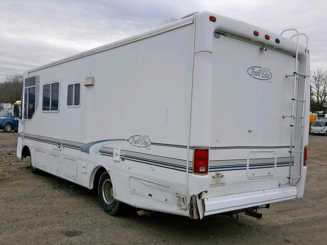 5B4JP57J413326319 - 2001 WORKHORSE CUSTOM CHASSIS MOTORHOME WHITE photo 3