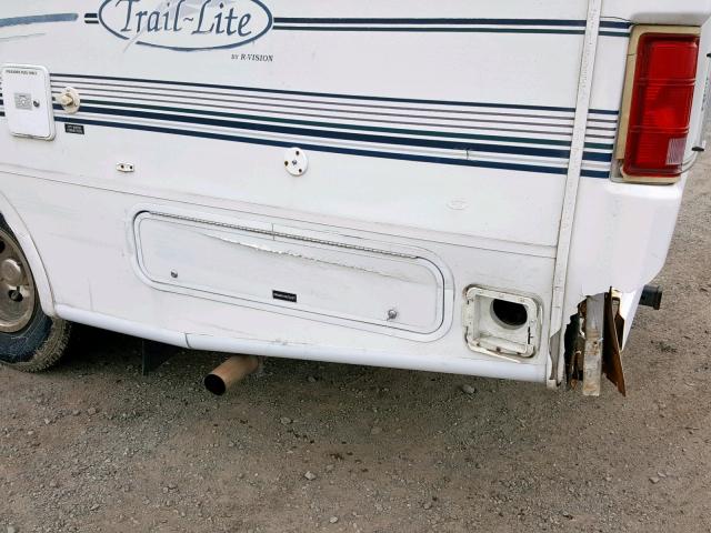 5B4JP57J413326319 - 2001 WORKHORSE CUSTOM CHASSIS MOTORHOME WHITE photo 9