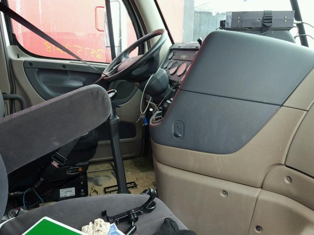 1FUJGLDR2CSBK1823 - 2012 FREIGHTLINER CASCADIA 1 WHITE photo 5