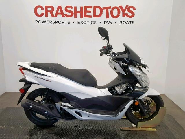 RLHKF1804HY201222 - 2017 HONDA PCX 150 WHITE photo 1