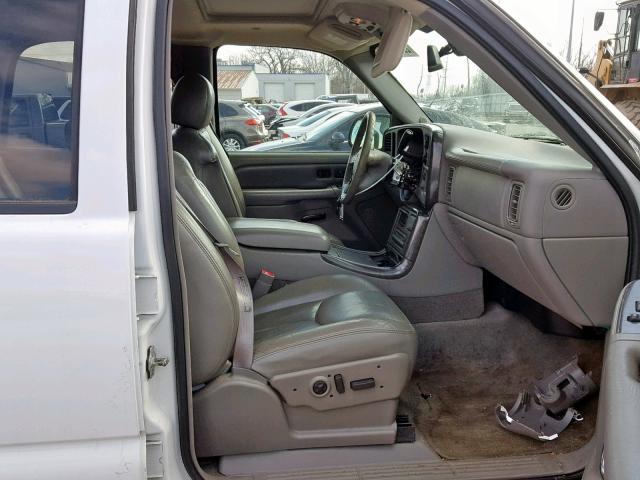 1GKEK63U64J175231 - 2004 GMC YUKON DENA WHITE photo 5