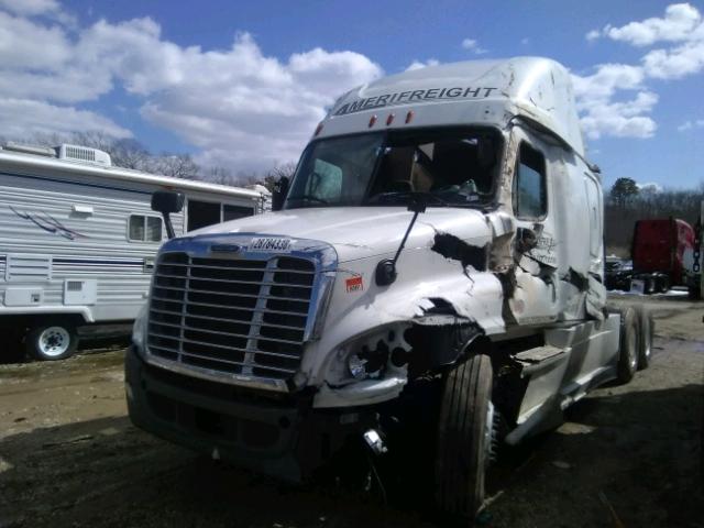 3AKJGLD57GSGY1872 - 2016 FREIGHTLINER CASCADIA 1 WHITE photo 2