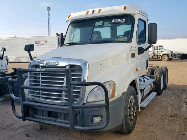 1FUJGEDR2CLBS0905 - 2012 FREIGHTLINER CASCADIA 1 WHITE photo 2