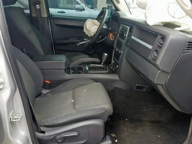 1J8HG48K98C166628 - 2008 JEEP COMMANDER SILVER photo 5