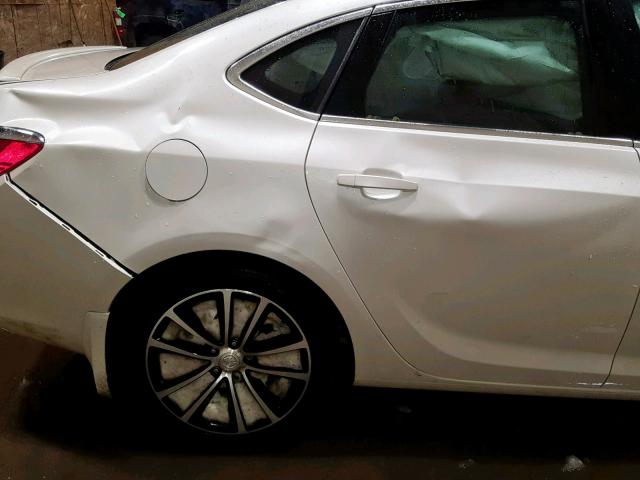 1G4PW5SK0G4175033 - 2016 BUICK VERANO SPO WHITE photo 9