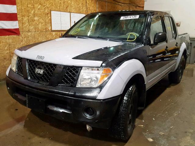 1N6AD07W15C460810 - 2005 NISSAN FRONTIER C TWO TONE photo 2