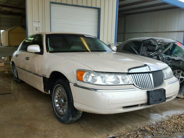 1LNFM83W6WY735746 - 1998 LINCOLN TOWN CAR C BEIGE photo 1