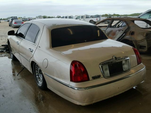 1LNFM83W6WY735746 - 1998 LINCOLN TOWN CAR C BEIGE photo 3