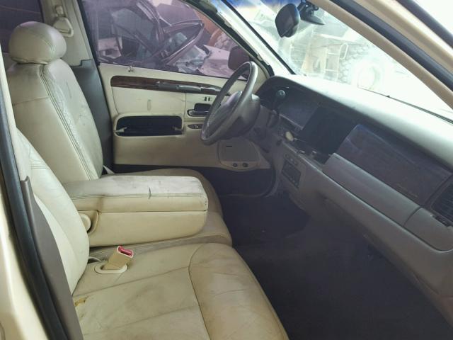 1LNFM83W6WY735746 - 1998 LINCOLN TOWN CAR C BEIGE photo 5