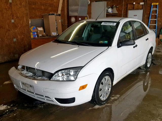 1FAFP34N55W266847 - 2005 FORD FOCUS ZX4 WHITE photo 2