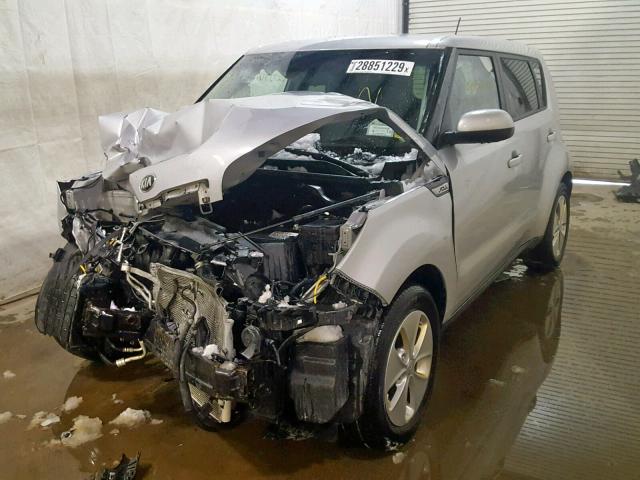 KNDJN2A23F7790203 - 2015 KIA SOUL SILVER photo 2